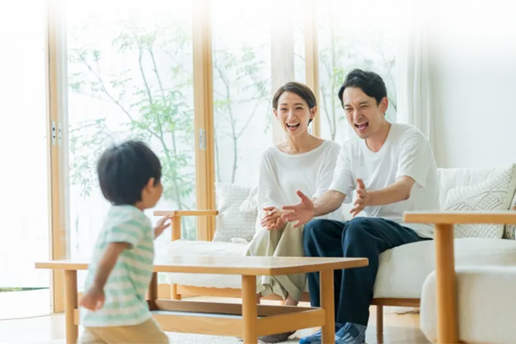 子どもの挑戦を笑顔で見守る両親