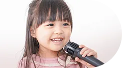 マイクを持った女の子の写真