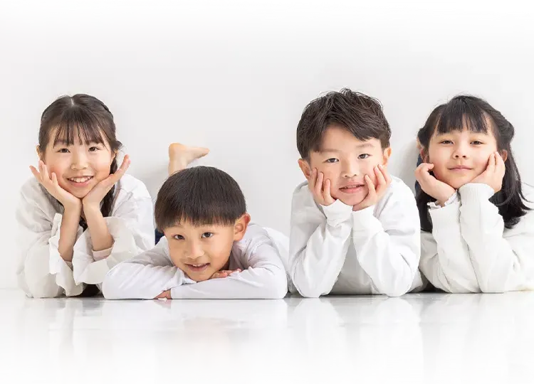 4人の子どもたちが並んでいる写真