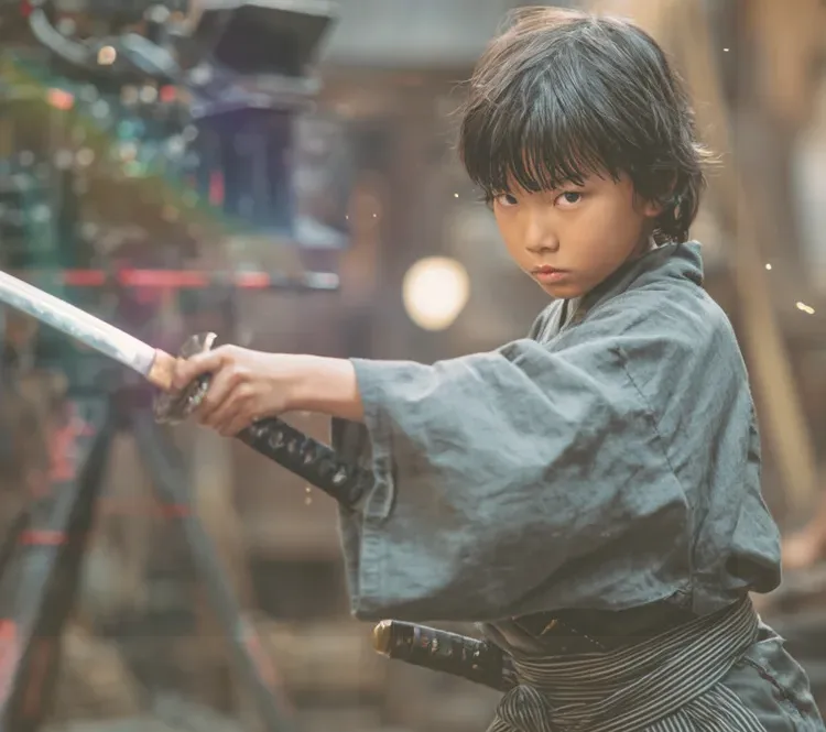 殺陣をしている子役の写真